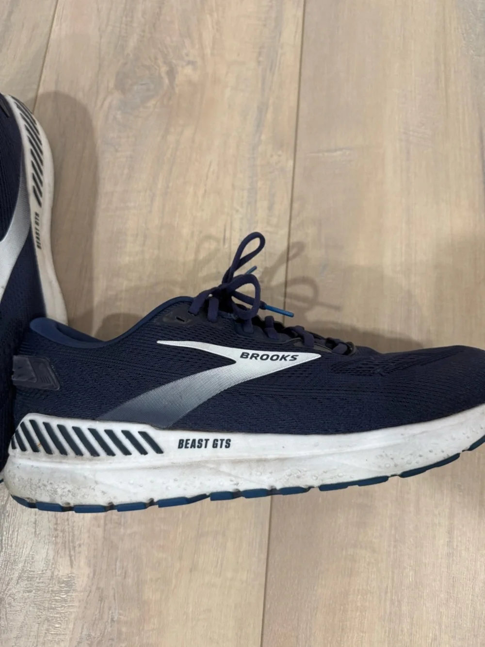 Brooks Navy and White Men's Athletic Beast 24